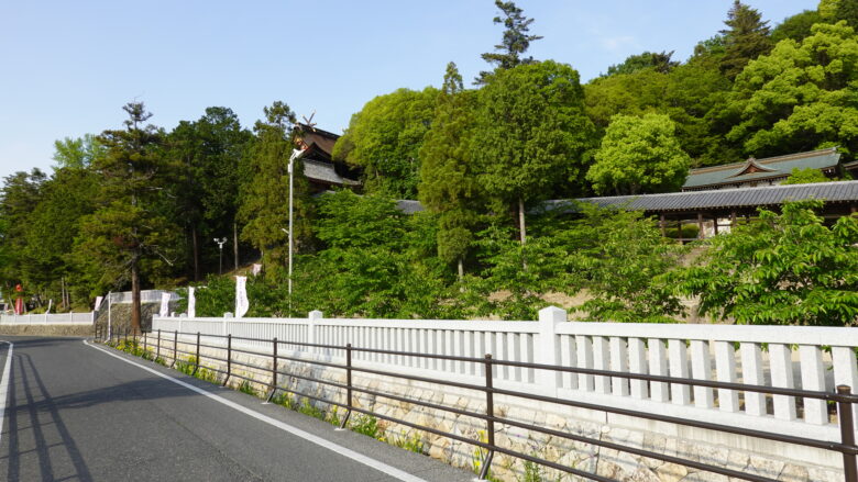 吉備津神社に隣接する道