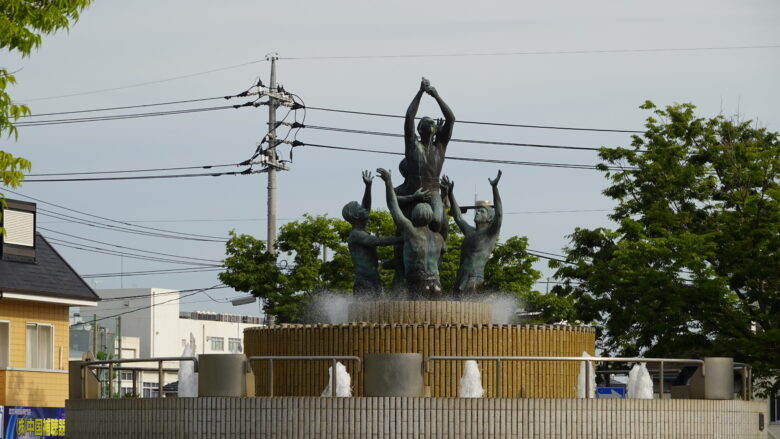 西大寺駅にある裸祭り像