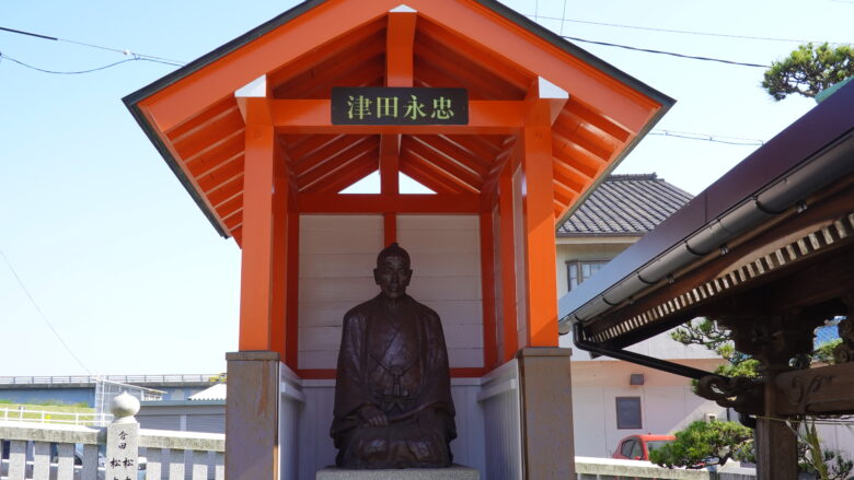 津田永忠の銅像
