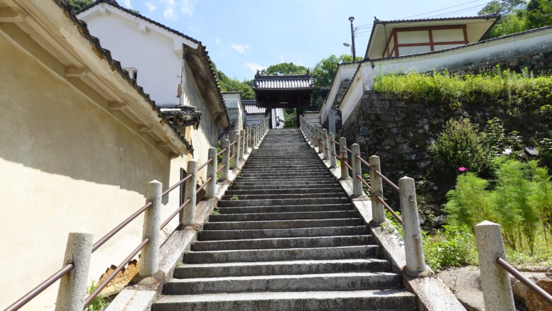 お寺へ向かう階段