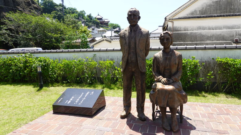 竹鶴政孝と妻リアの銅像