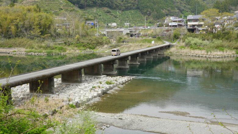 高知県で絶対に訪れたい、美しい仁淀川の個性的な沈下橋