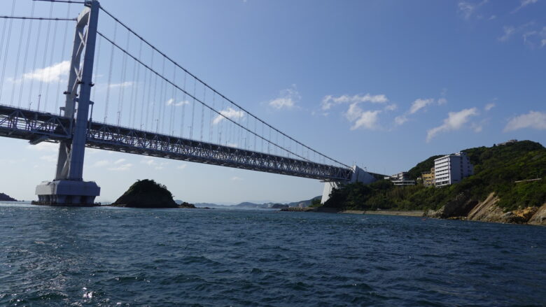 海上から見る大鳴門橋