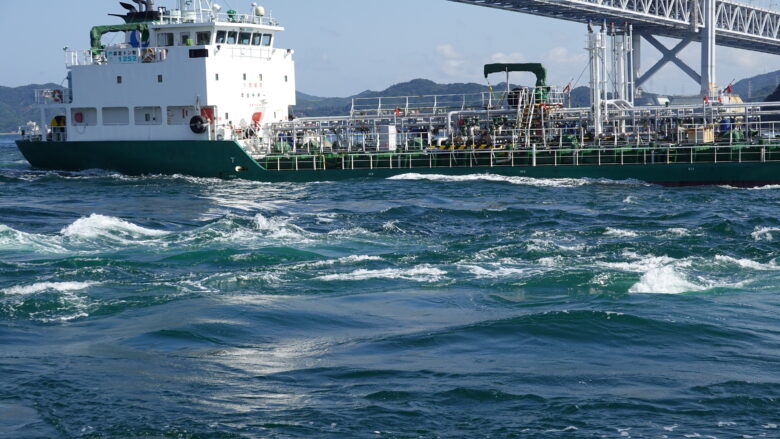 鳴門海峡を渡る船