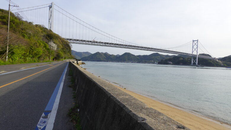 因島大橋が見える道路