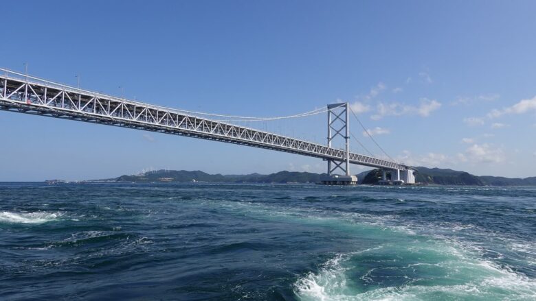 海上から見る大鳴門橋