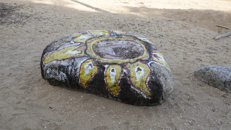 大きな石に描かれたアート