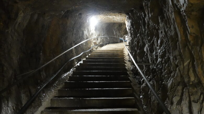 井倉洞の階段