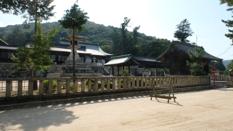 吉備津彦神社の入口前の道路