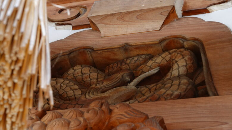 蛇の木彫り