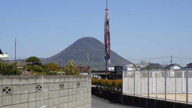 遠くに見える飯野山