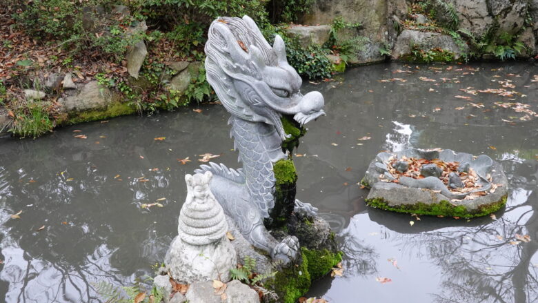 池に佇む龍神様