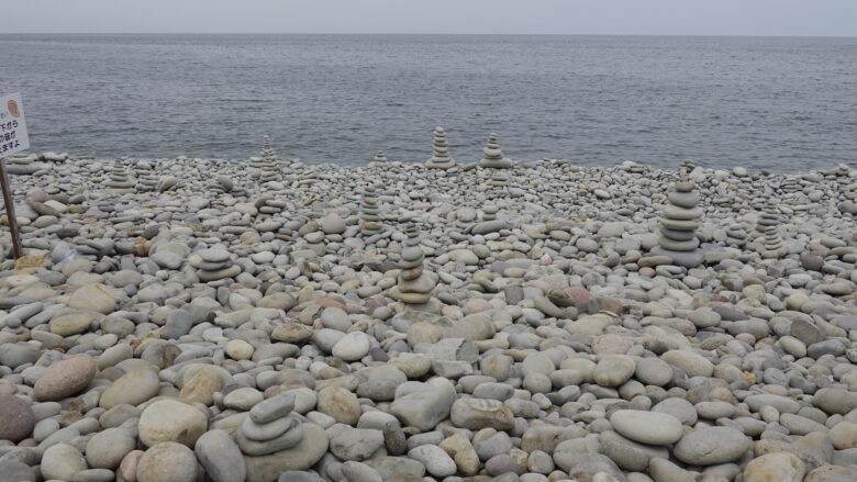 石積された海岸での日本海の景色