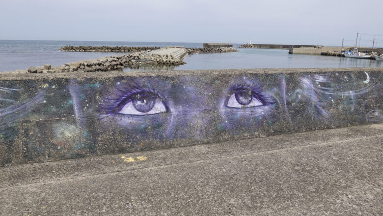 目の堤防アート