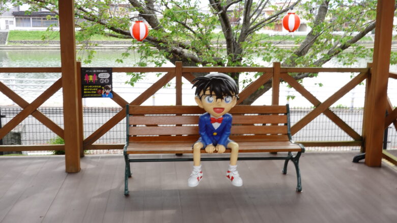 ベンチに座るコナン人形