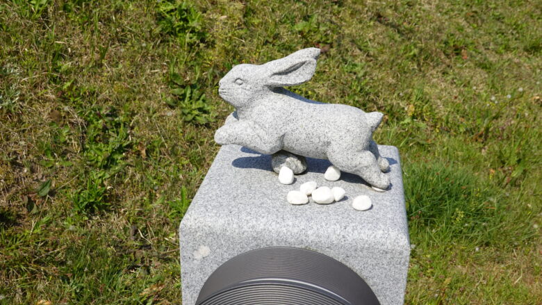 ウサギの像（飛び跳ねる）