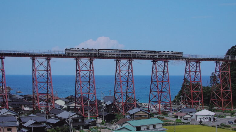 旧余部鉄橋の上を走る列車