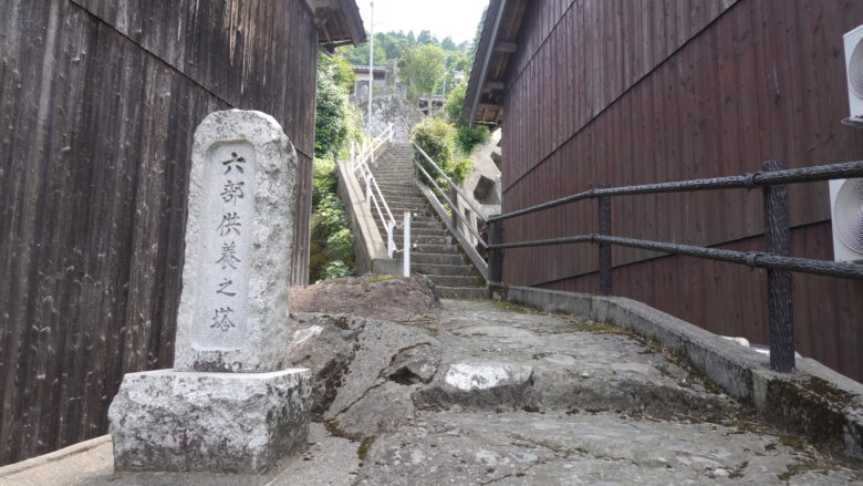 寺へ向かう階段