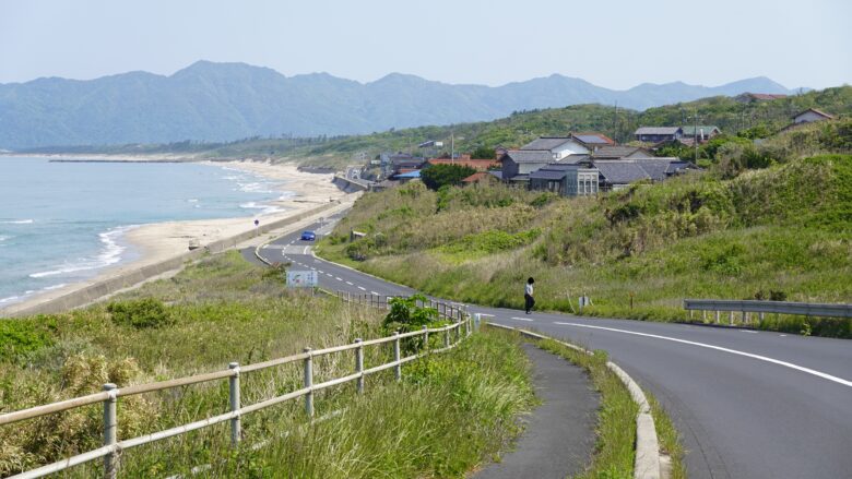 山陰地方の日本海沿いの道