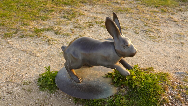 ウサギの銅像