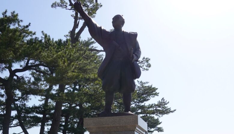 堀尾吉晴の像