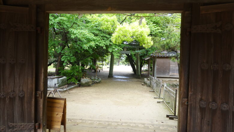 白鳥神社の裏参道