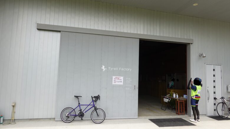 工場前に自転車を駐輪