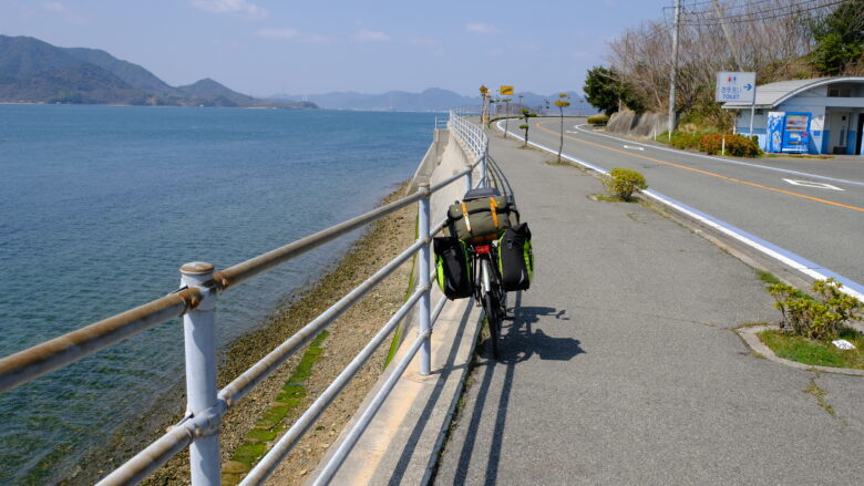 海岸線を走る自転車