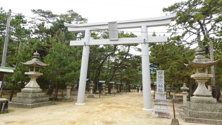 石清水神社の鳥居と参道