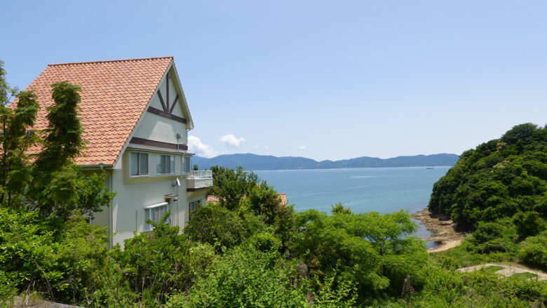 住宅と海が見える景色