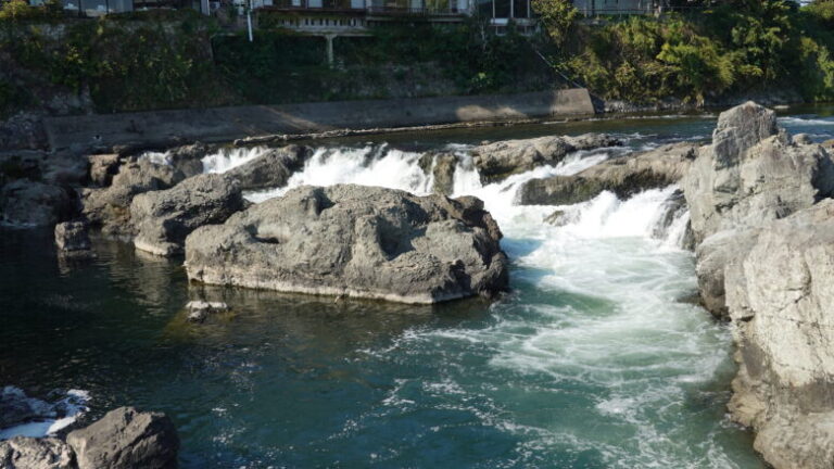 兵庫県の名勝「闘竜灘」の観光、轟音響く激流と奇岩が織りなす風景