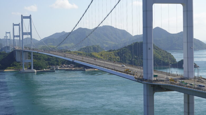 来島海峡大橋の足元に見える馬島