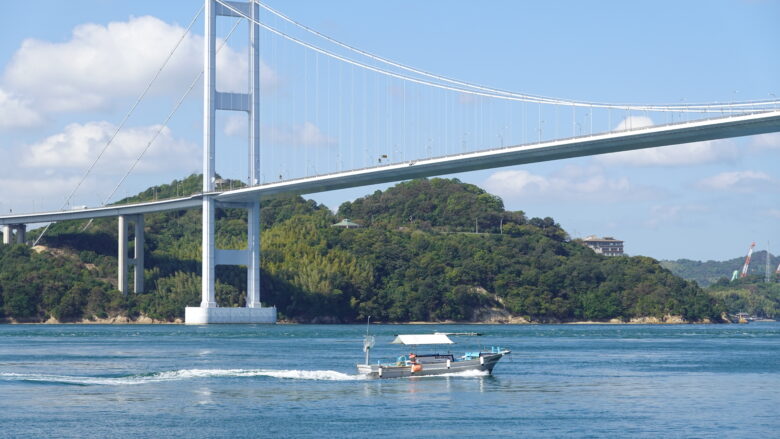 来島海峡大橋の足元を通過する船舶（その１）