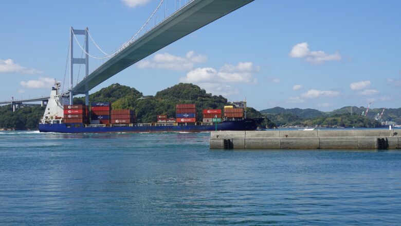 来島海峡大橋の足元を通過する船舶（その２）