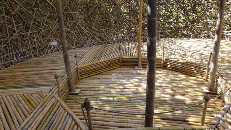 竹で編まれた部屋