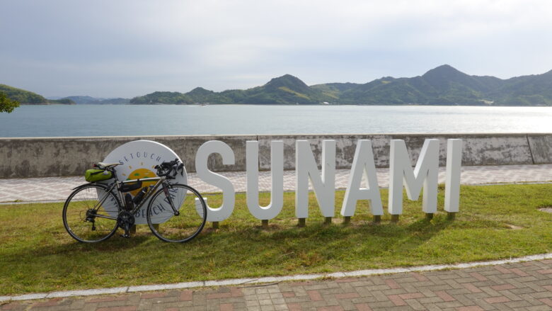 「SUNAMI」ロゴのモニュメント
