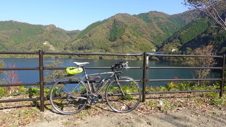 奥津湖と自転車のツーショット