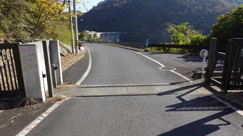 苫田ダムのゲート