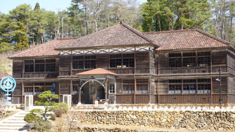 旧吹屋小学校の見学、ロケ地にも選ばれる現役最古だった木造校舎