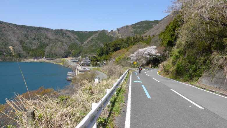琵琶湖が見える下り坂