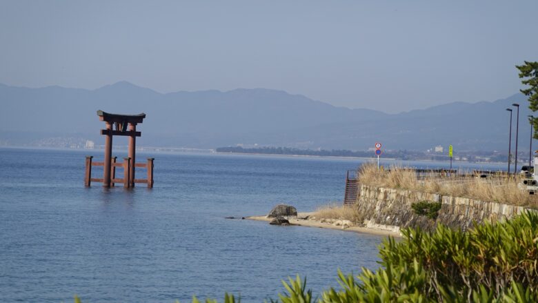 琵琶湖に浮かぶ湖中大鳥居