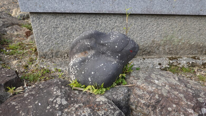 うさぎの形をした石