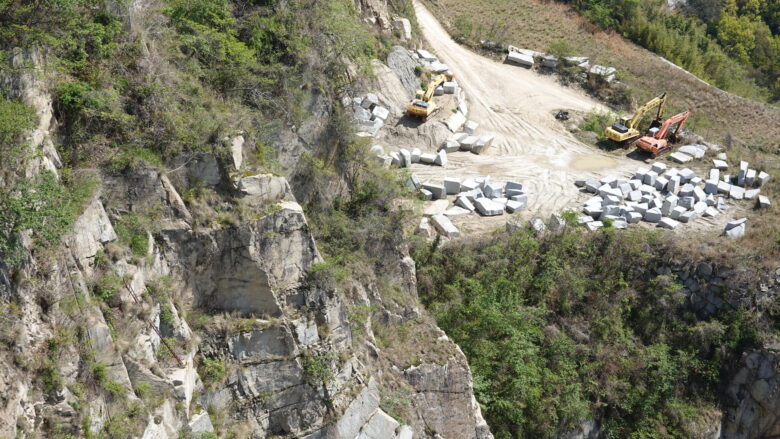 大島石の採石場の眺め（その２）