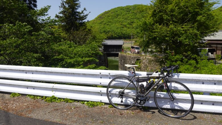 倉安川吉井水門と自転車