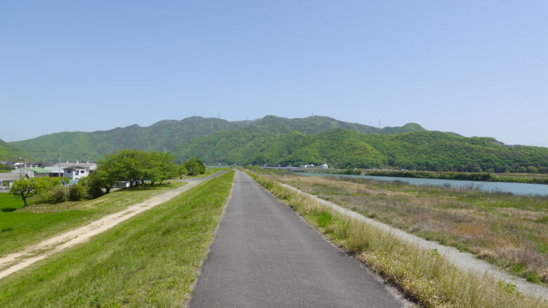 吉井川沿いの道