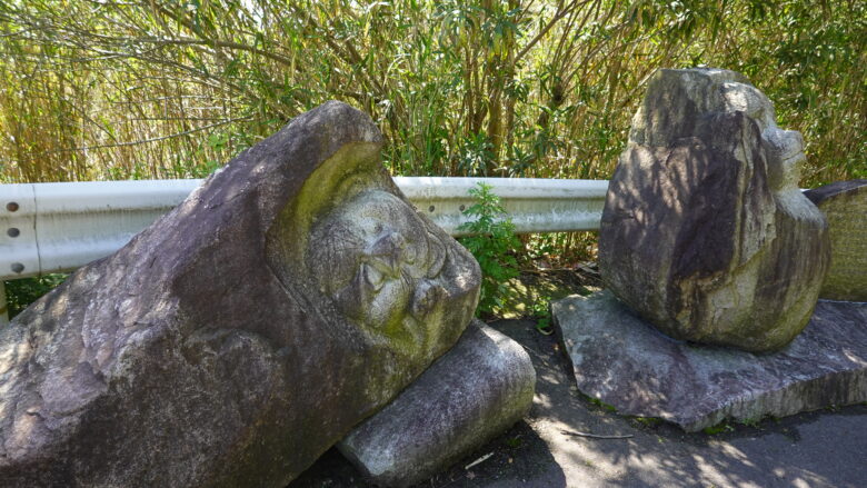 タヌキの顔が描かれた岩
