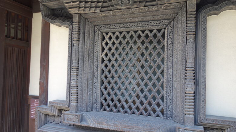 ネパールの伝統的飾窓