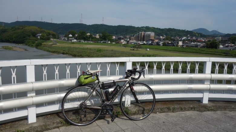 大和川をバッグにロードバイクを撮影