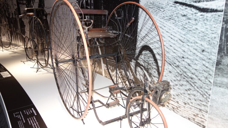 四輪自転車（1880年　イギリス）モデル：ロイヤルサルボ