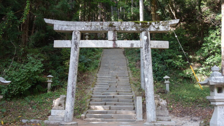 サムハラ神社奥の宮へ向かう階段
